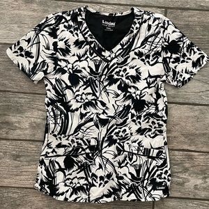Hawaiian print floral flower scrub top 🌺